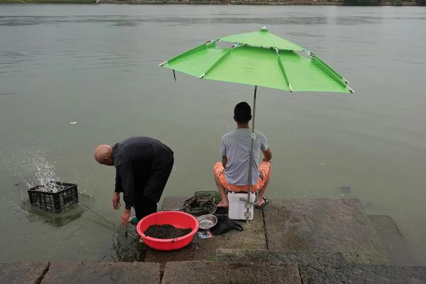 六月份钓鱼应该钓底还是钓浮，根据气候条件来看钓浮更合适