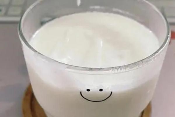 酸奶冷藏后表面为何会出现一层黄水，可能是乳清析出所导致