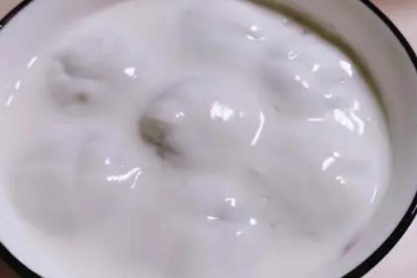 酸奶冷藏后表面为何会出现一层黄水，可能是乳清析出所导致