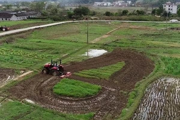 村干部能不能收回死者的承包地进行再分配，承包地可由家庭其它成员继承