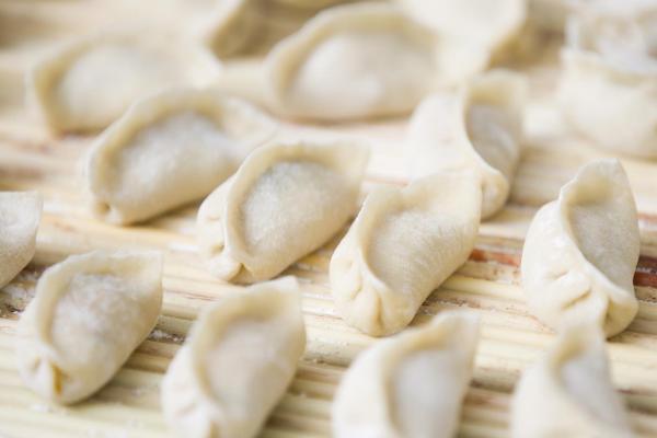 北方小年吃哪些东西，餐桌上可见饺子、葱油饼、蒸花馍等食物