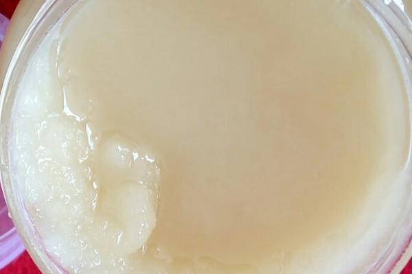 椴树蜜结晶后是什么样子，呈洁白色或乳黄色的油脂状