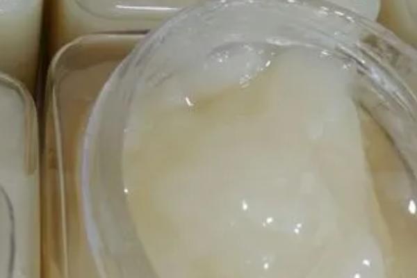 椴树蜜结晶后是什么样子，呈洁白色或乳黄色的油脂状