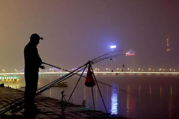 晚上真的好钓鱼吗，炎热夏季的晚上尤其好钓鱼